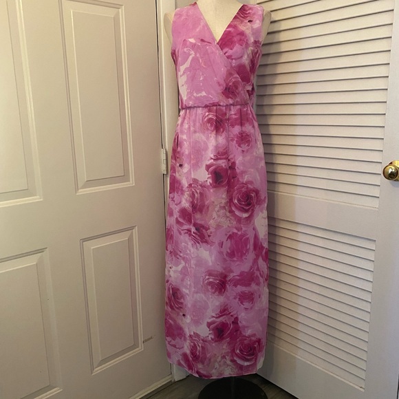 karin stevens Dresses & Skirts - karin stevens Pink Rose Print V-Neck Maxi Dress- Size 10